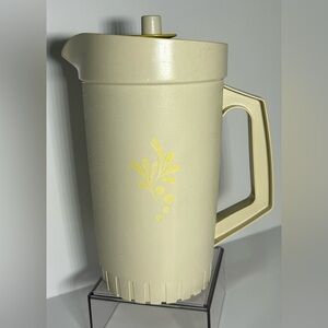 Tupperware 1 Quart Pitcher 874 Almond Harvest Gold Push Button Lid. Used